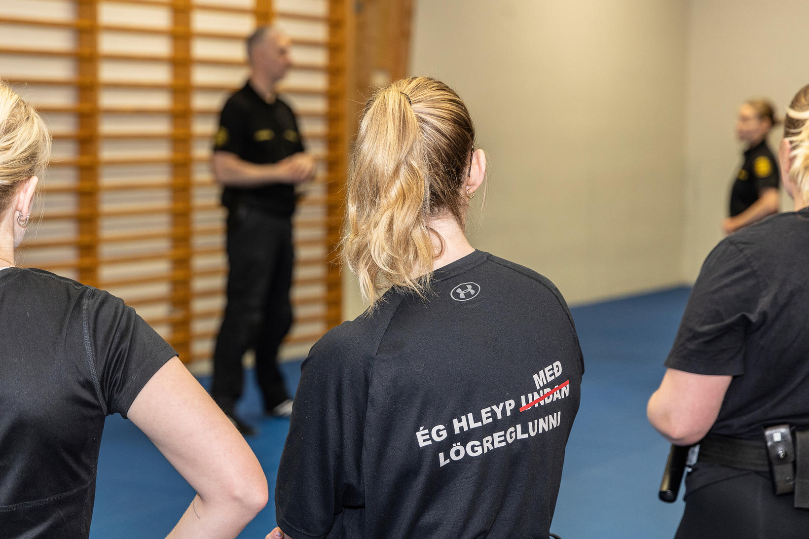 Je cours avec la police (et non de la police).