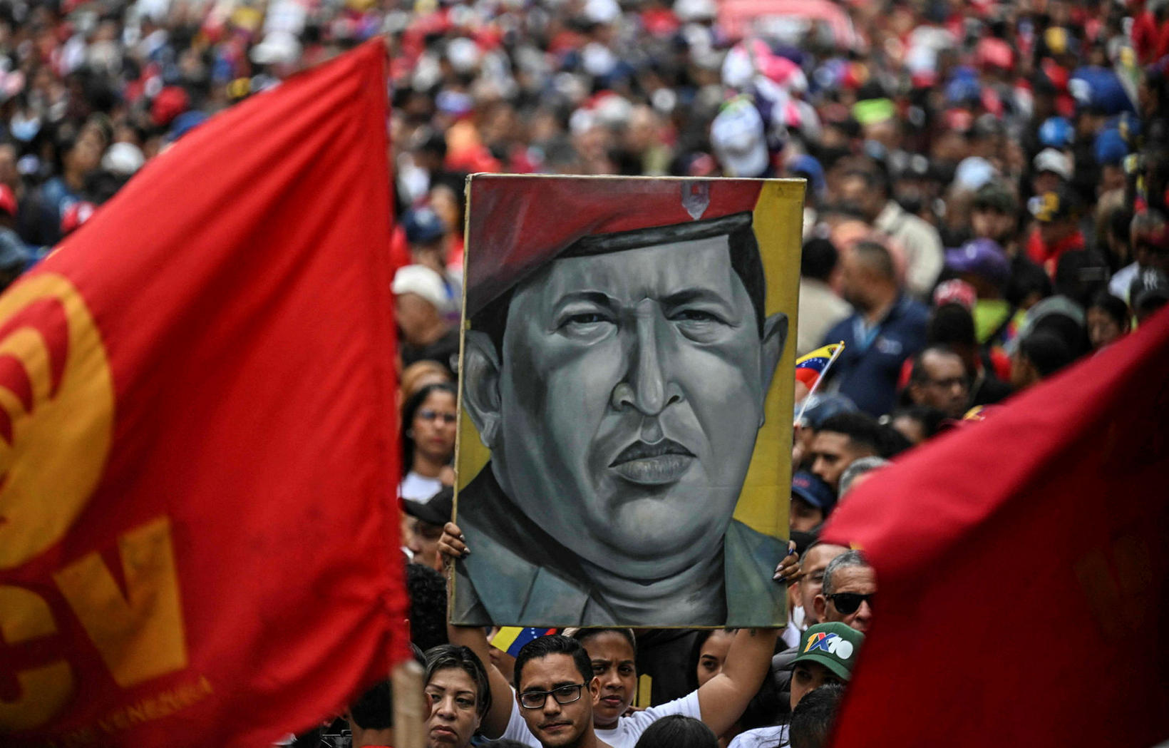 Les partisans du président du Venezuela Nicolas Maduro tiennent une peinture de…