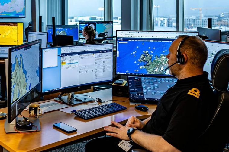 Un navire inconnu vu naviguer près du pays