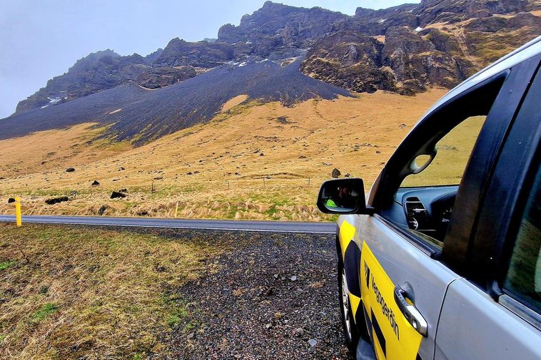 Accident de la chute de rock mortel sur la rivale