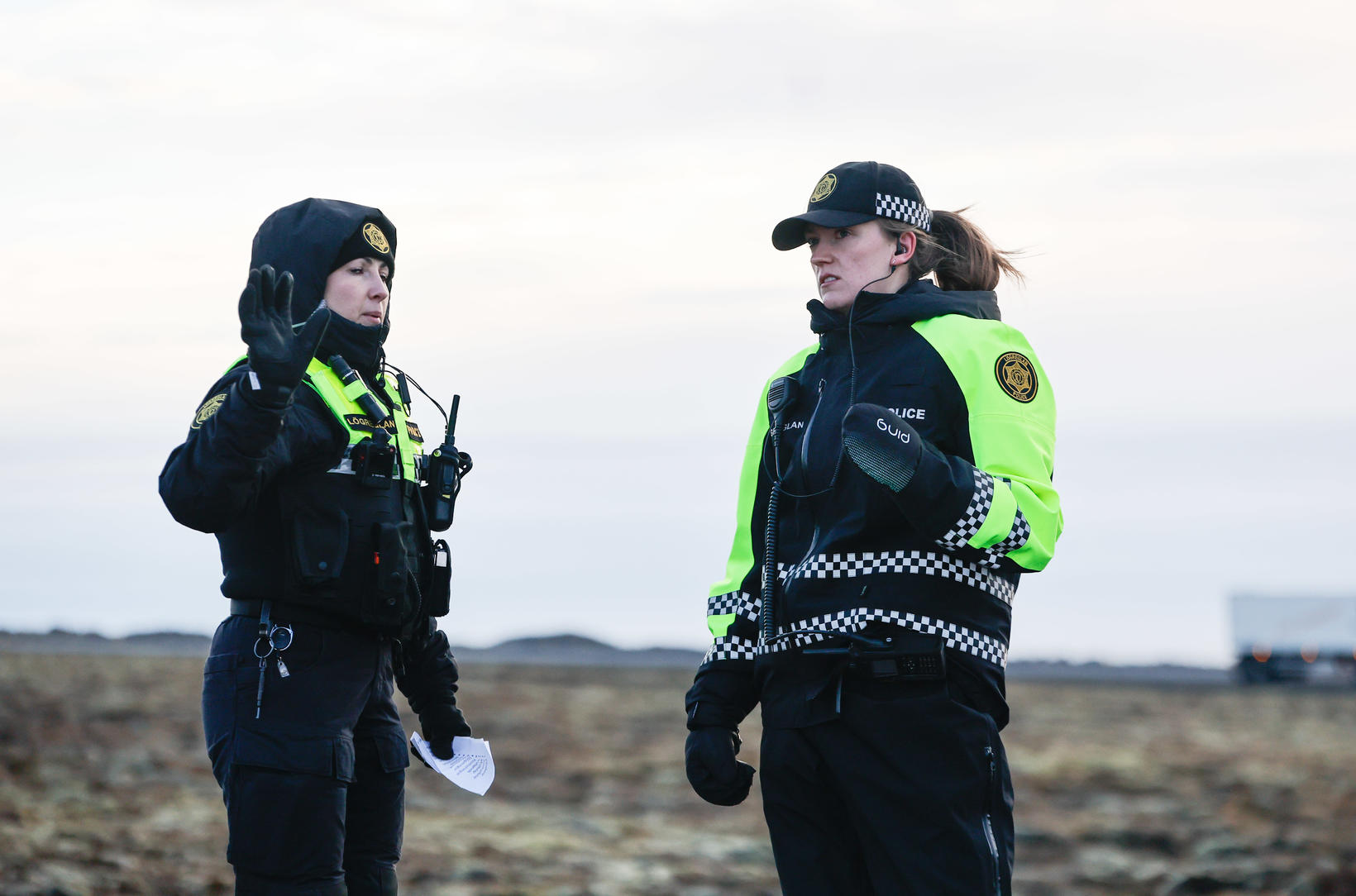 Des policiers en service à Grindavík. Photo du Mbl.is…