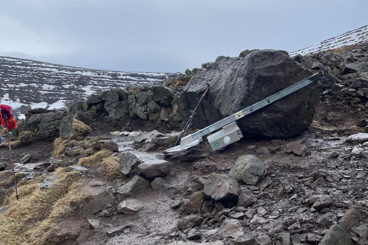 Mt Mt Esja Landmark Falls - "Steinn" maintenant allongé sur le côté