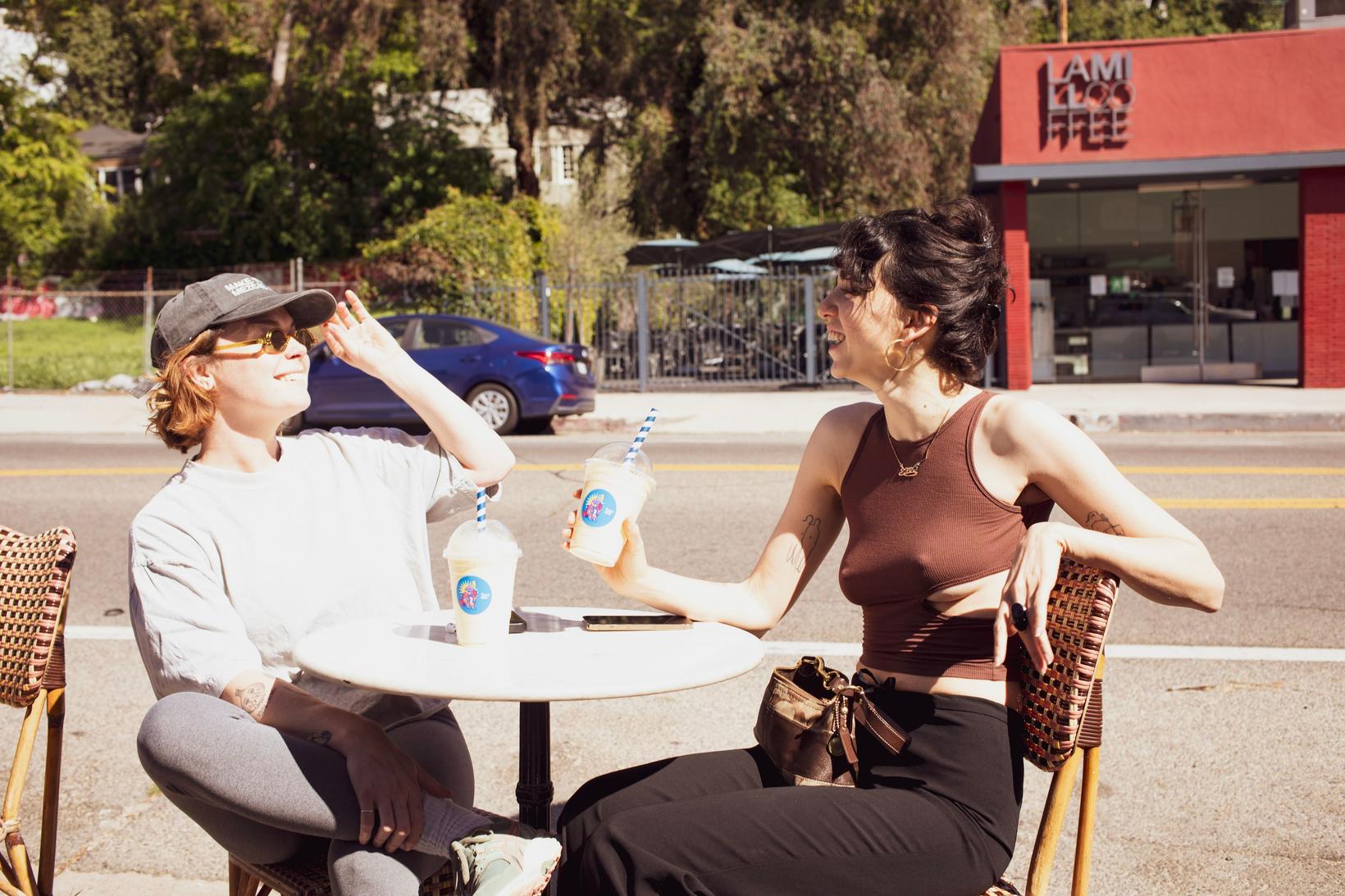 Les clients de Skyr de Thor se refroidissent au Phoenix Sun avec…