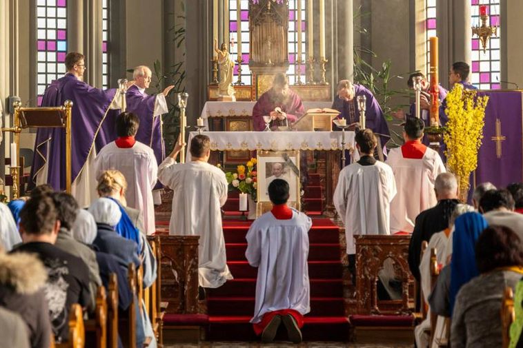 Des foules se réunissent à Reykjavík pour pleurer le pape François