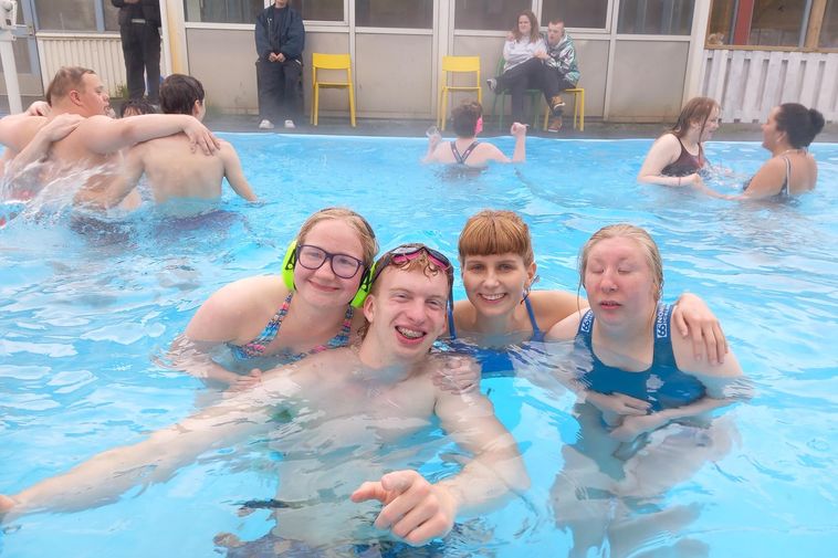 A augmenté de 11 millions d'ISS en seulement deux jours pour les rénovations de la piscine de Reykjadalur