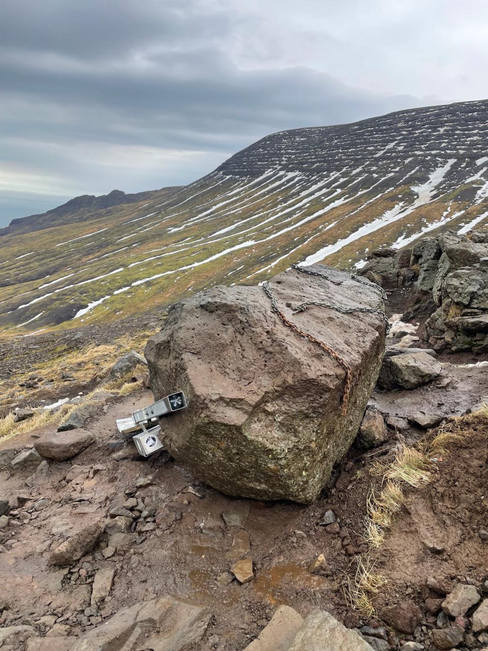 La pierre tombée a légèrement raccourci le chemin de randonnée, qui…