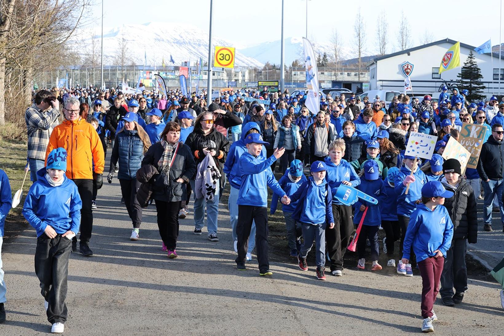 930 enfants sont inscrits pour jouer.