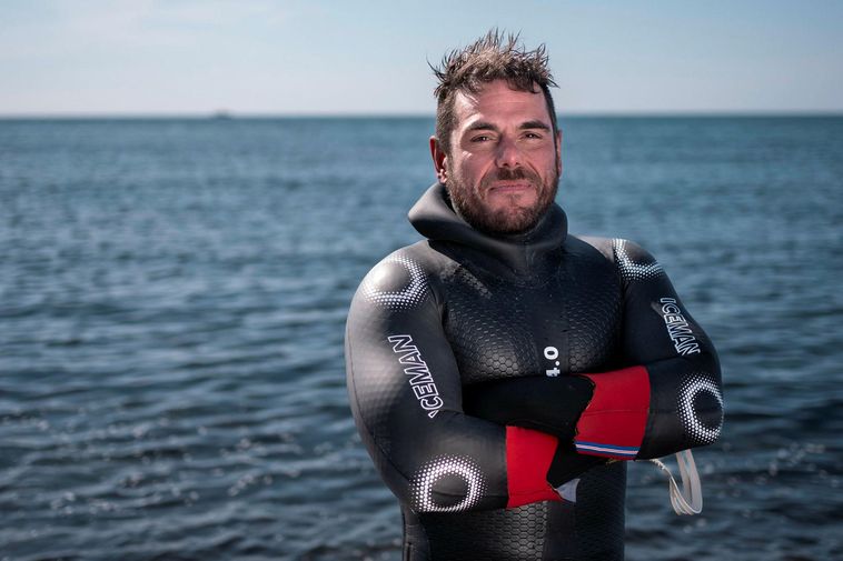 Aventurier britannique pour nager autour de l'Islande