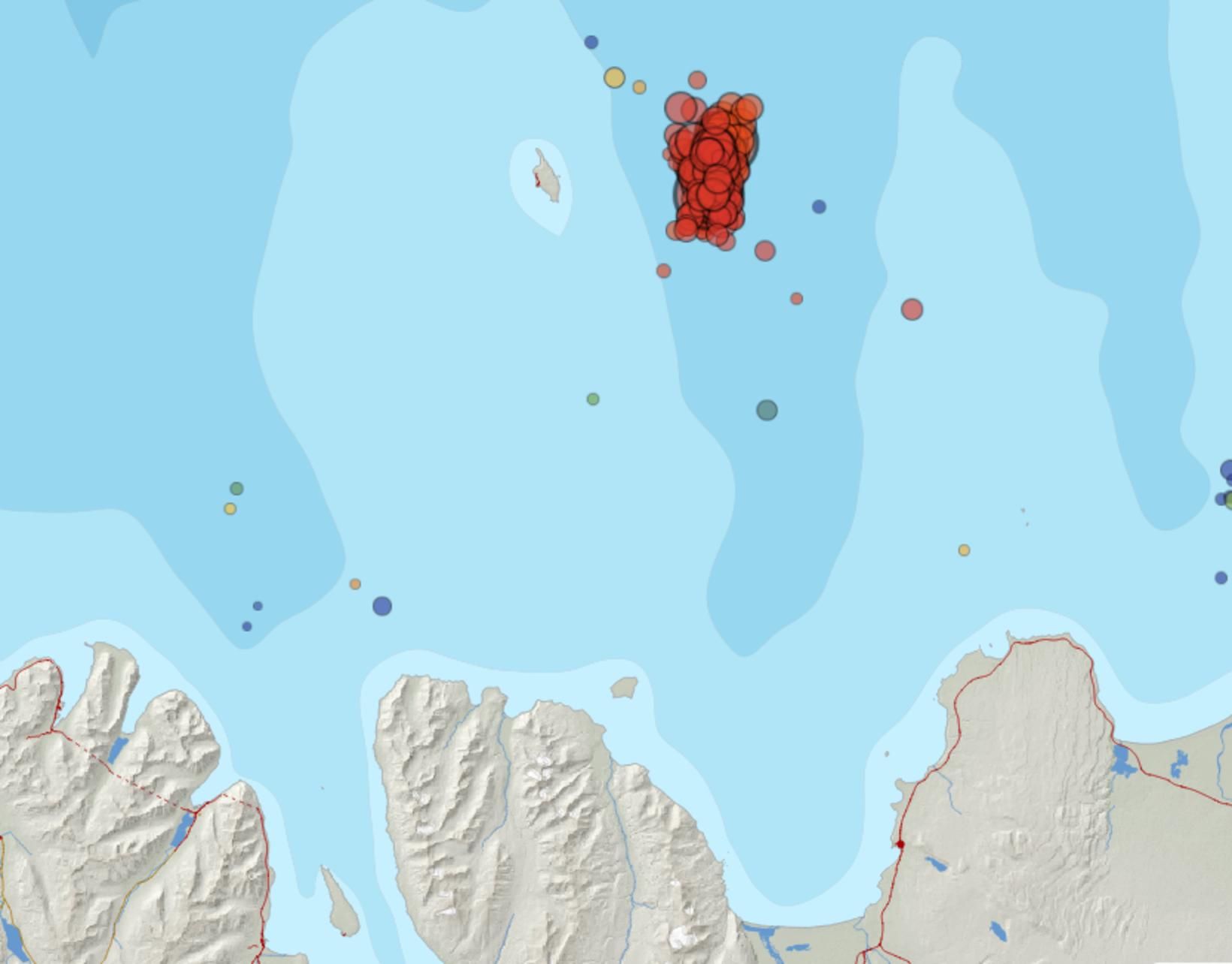 La carte montre des tremblements de terre qui se sont produits au large des côtes…
