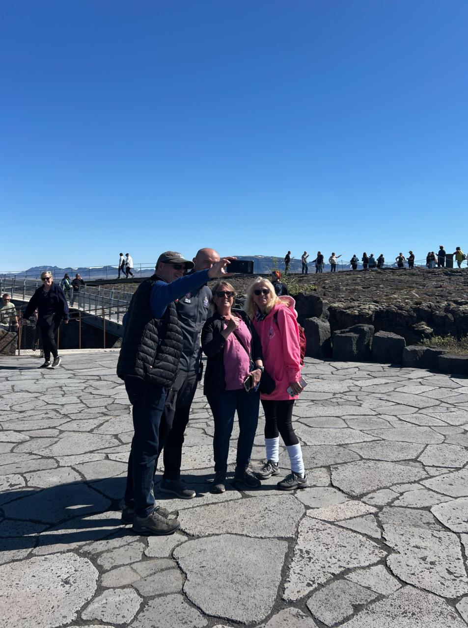 Jóhannesson avec des touristes du Canada, la patrie de sa femme,…