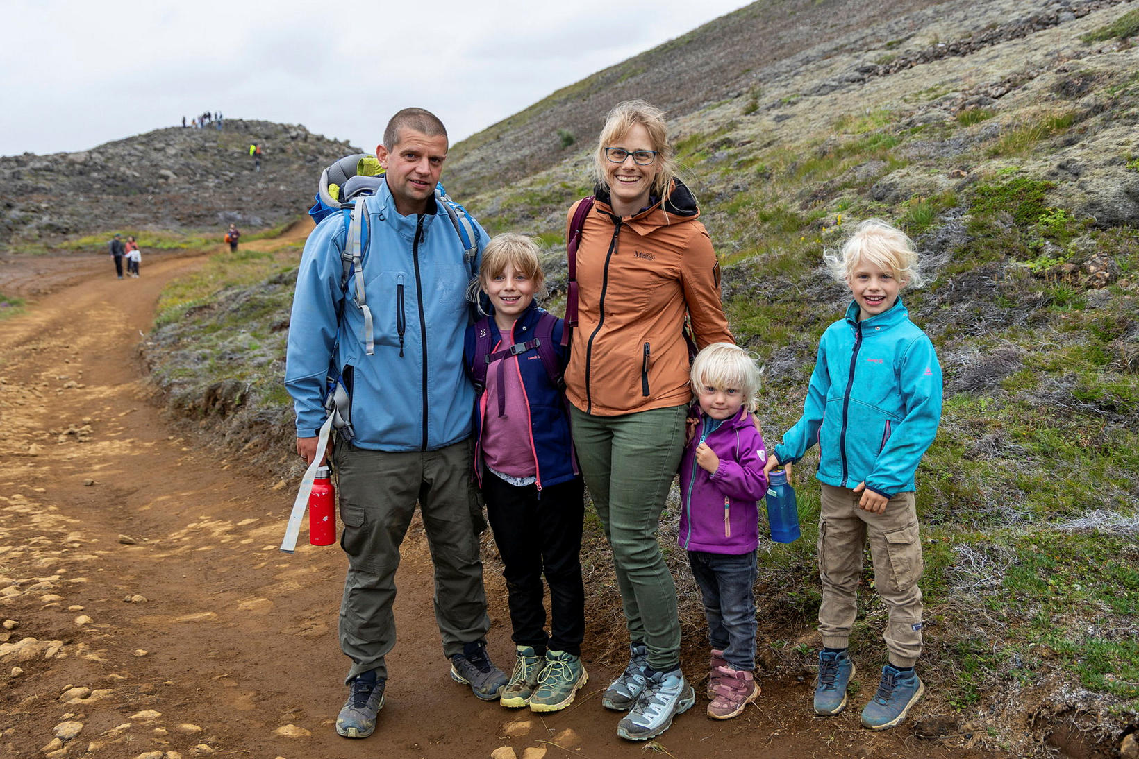 Line et Marin Kølner-Augustson avec leurs enfants.