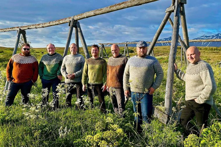 Fiers tricoter les hommes plus sages pour l'expérience
