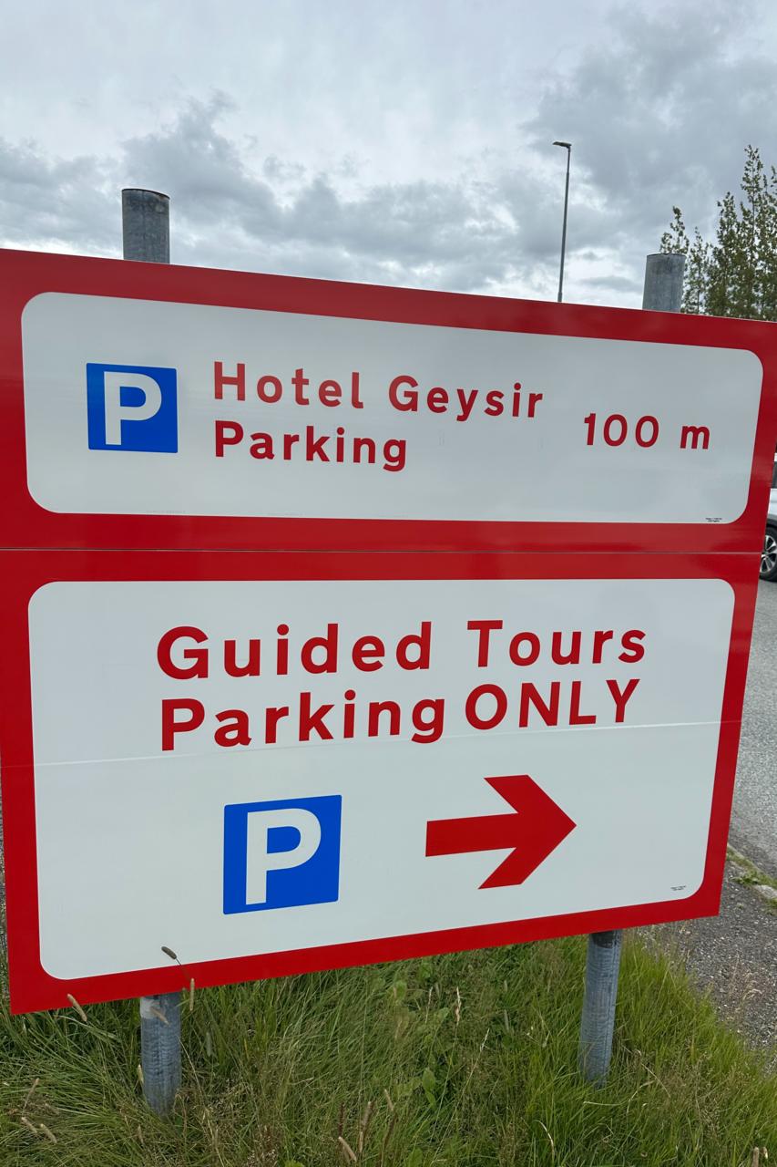 Valsson a pris des photos des panneaux.