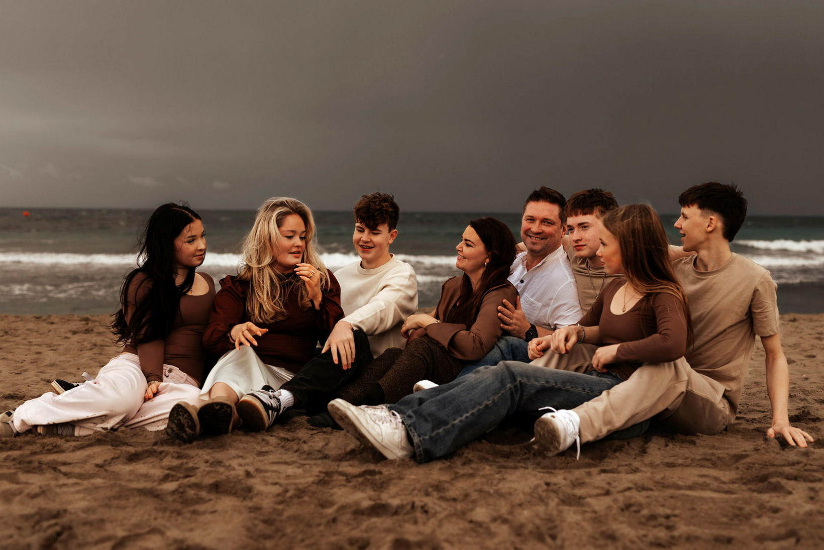 La famille profite d'un moment spécial ensemble.