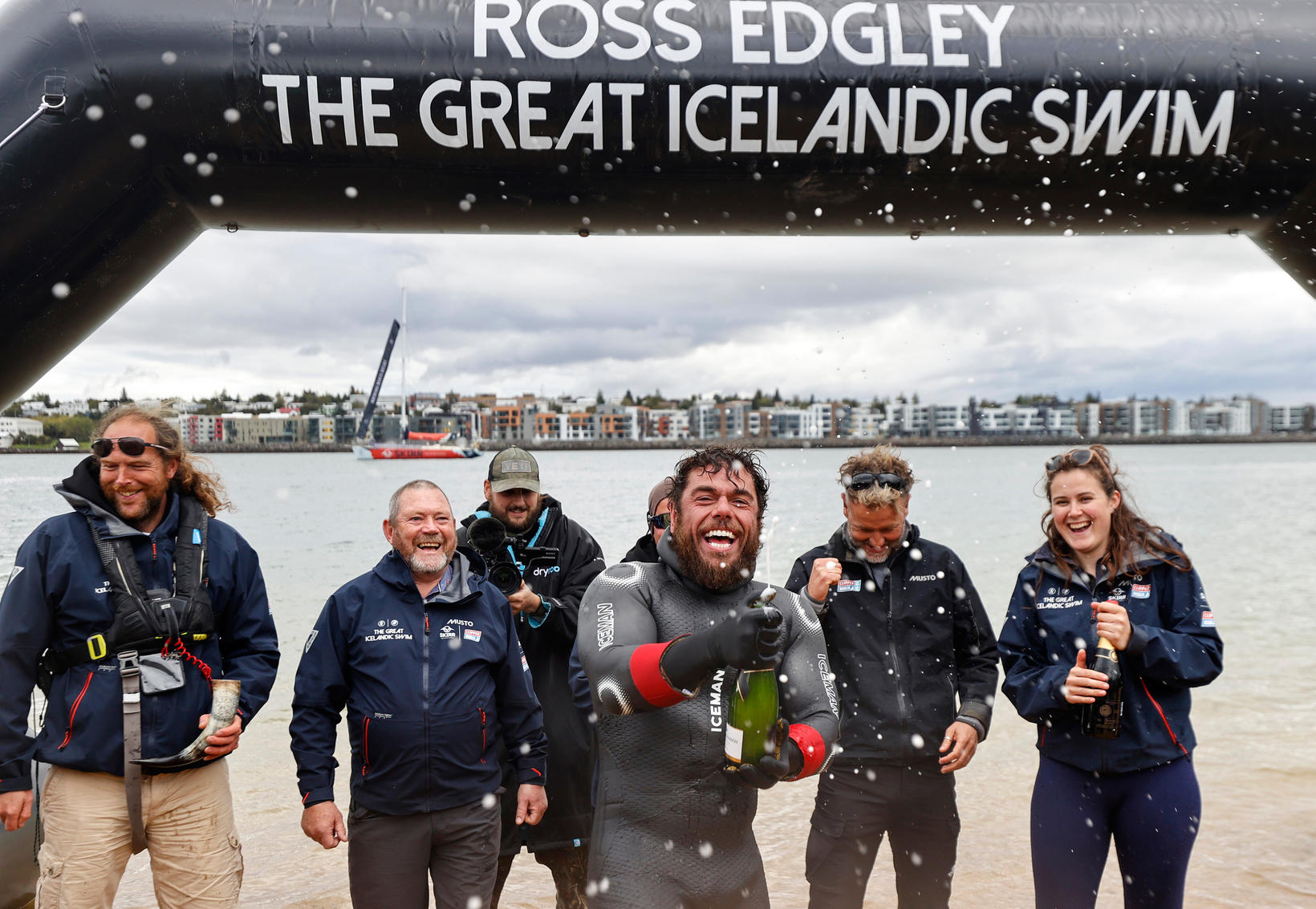 Le vin scintillant et la bière attendaient Edgley sur le rivage.