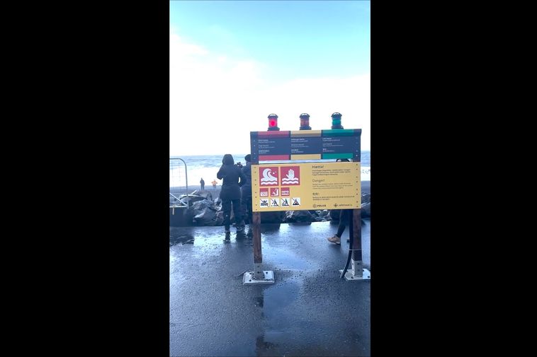 Les touristes ignorent le voyant rouge à Reynisfjara Black Beach