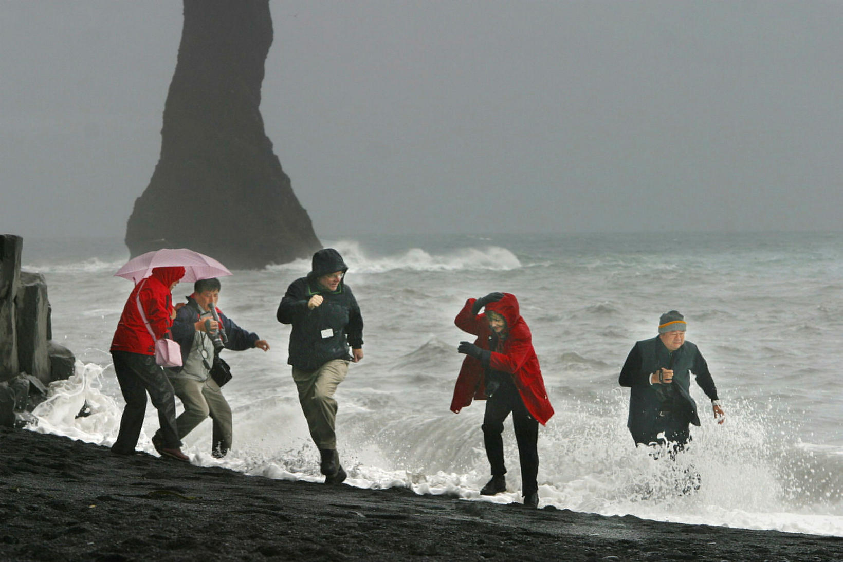 Des vagues lourdes à Reynisfjara Black Beach.