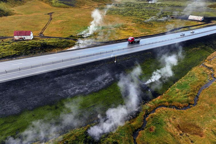 Photos: Steam s'échappant du sol près de la route du ring