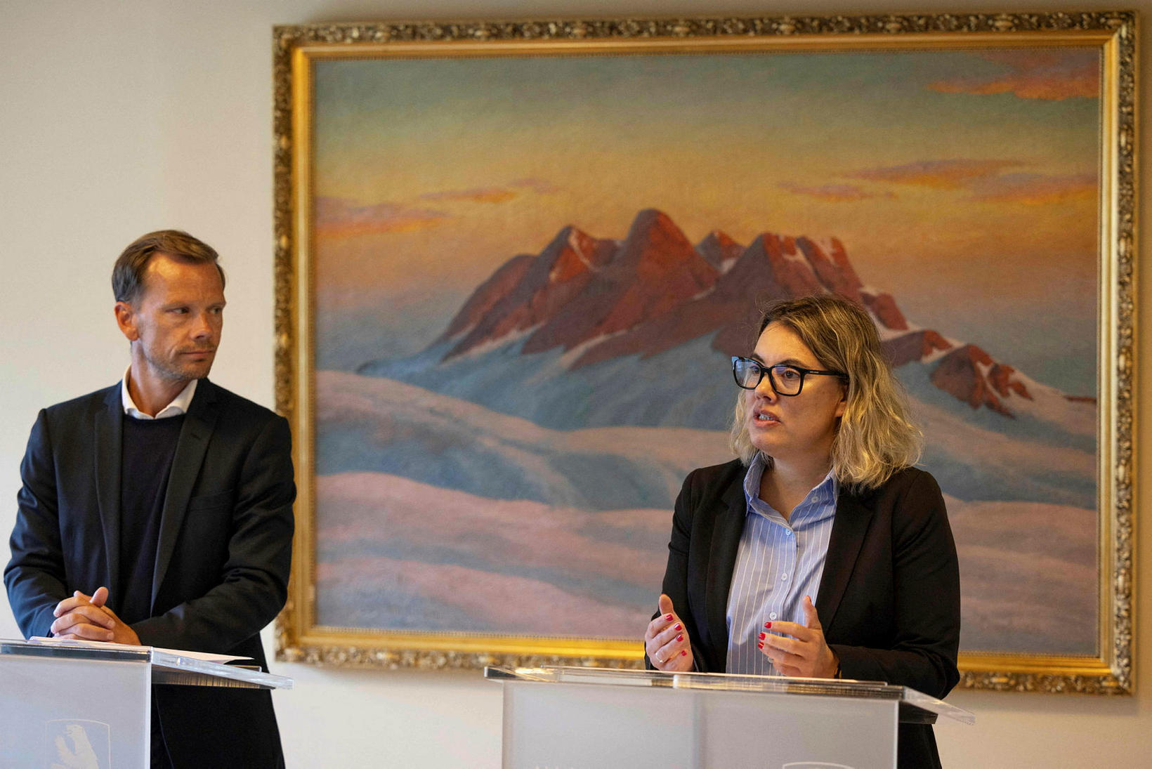 Peter Hummelgaard, ministre danois de la Justice (à gauche), en compagnie de Naaja …