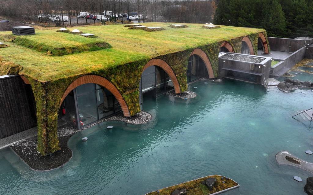 Les arches font écho aux grottes naturelles du sud de l'Islande, tandis que…