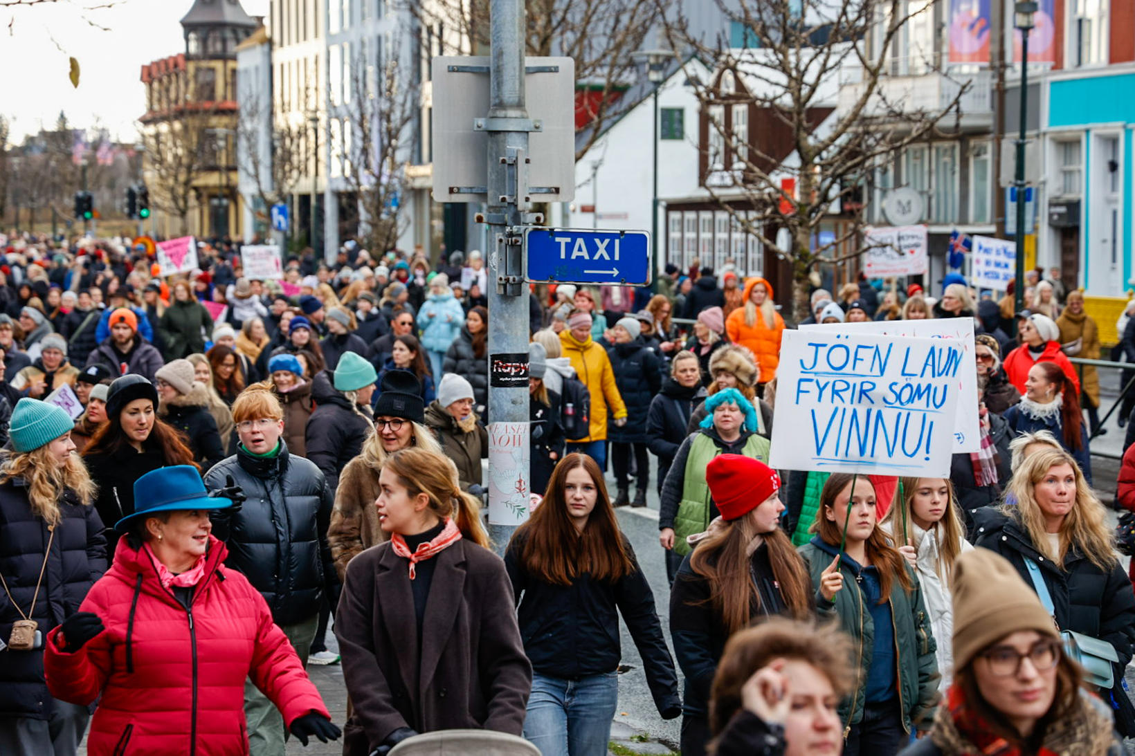 La foule remplissait Lækjargata et les rues voisines.