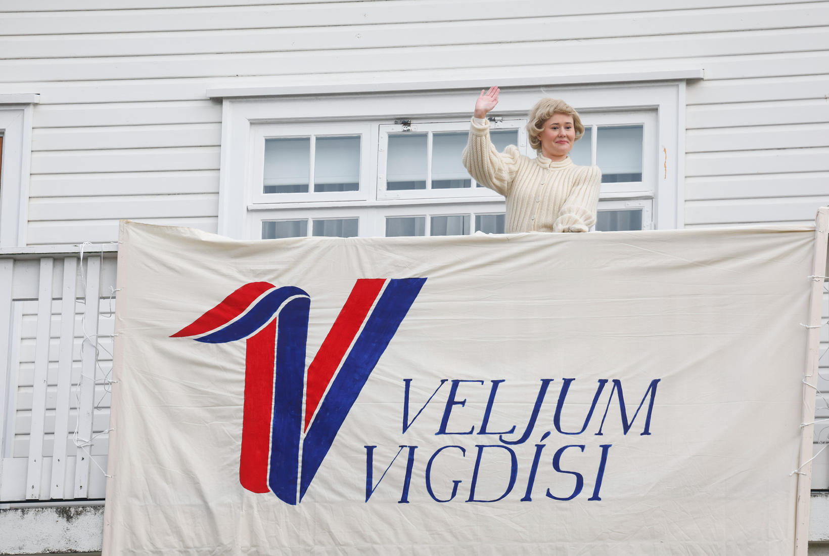 Une représentation lors de la promenade historique. Vigdís salue du…