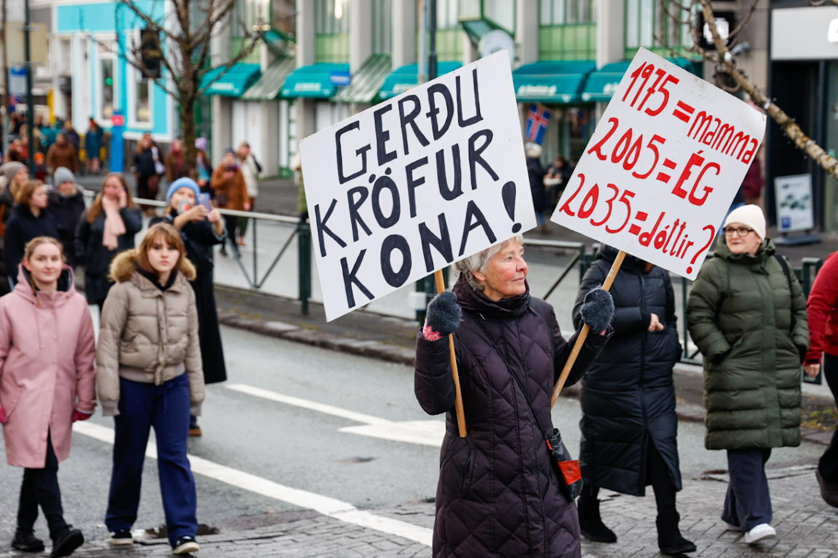 Les femmes brandissaient des pancartes portant des questions qui suscitaient la réflexion.