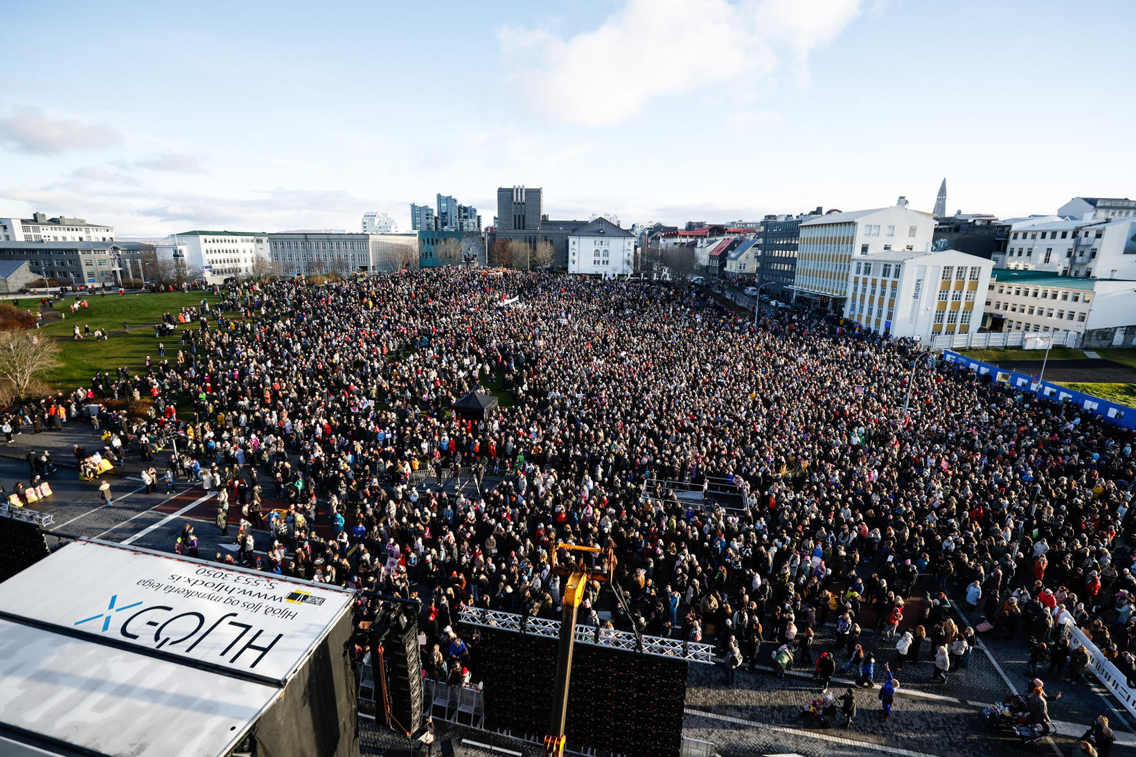Une foule massive s'est rassemblée à Arnarhóll.
