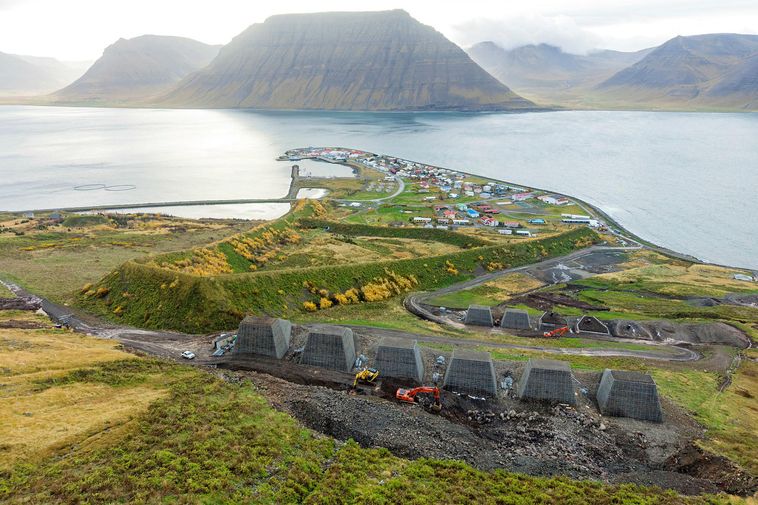 Travailler six jours par semaine pour protéger le village