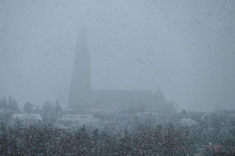 Un blizzard approche rapidement de l'Islande