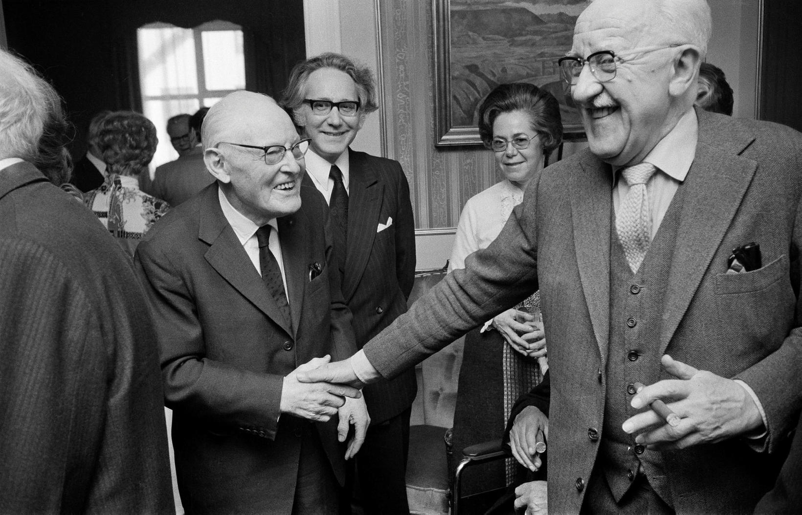 Halldór Laxness et Gunnar Gunnarsson se saluent.