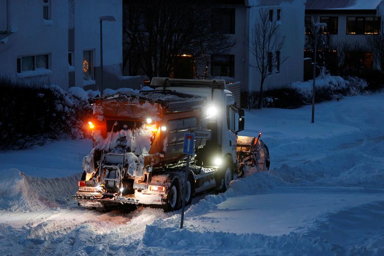 L'accumulation de glace après que les chasse-neige n'ont pas pu passer