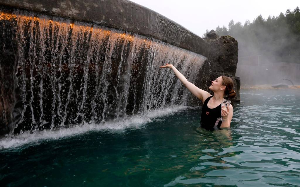 Les invités traversent cette cascade lorsqu'ils se déplacent entre les …