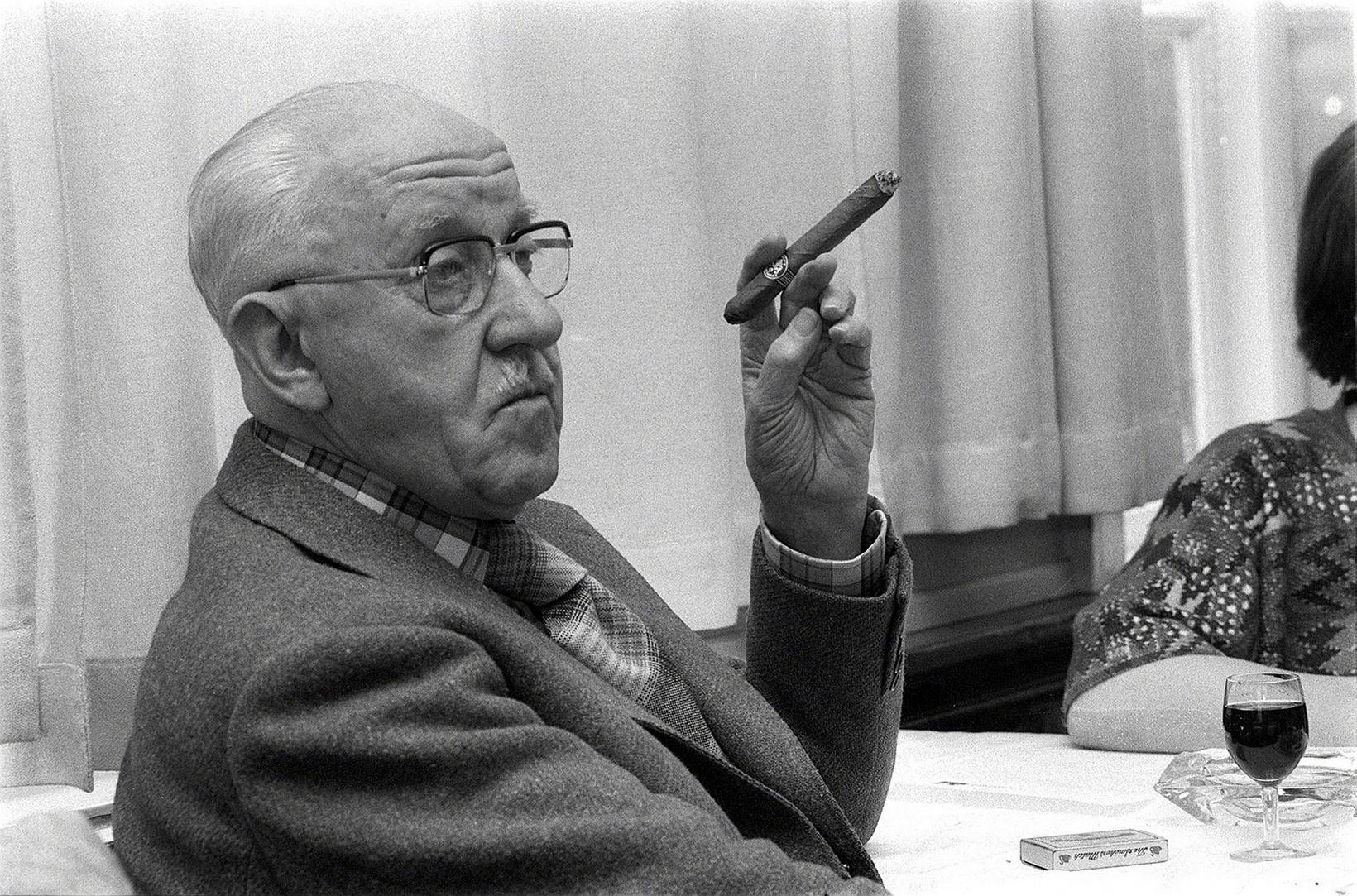 Halldór Laxness lors d'une conférence de presse en 1976.