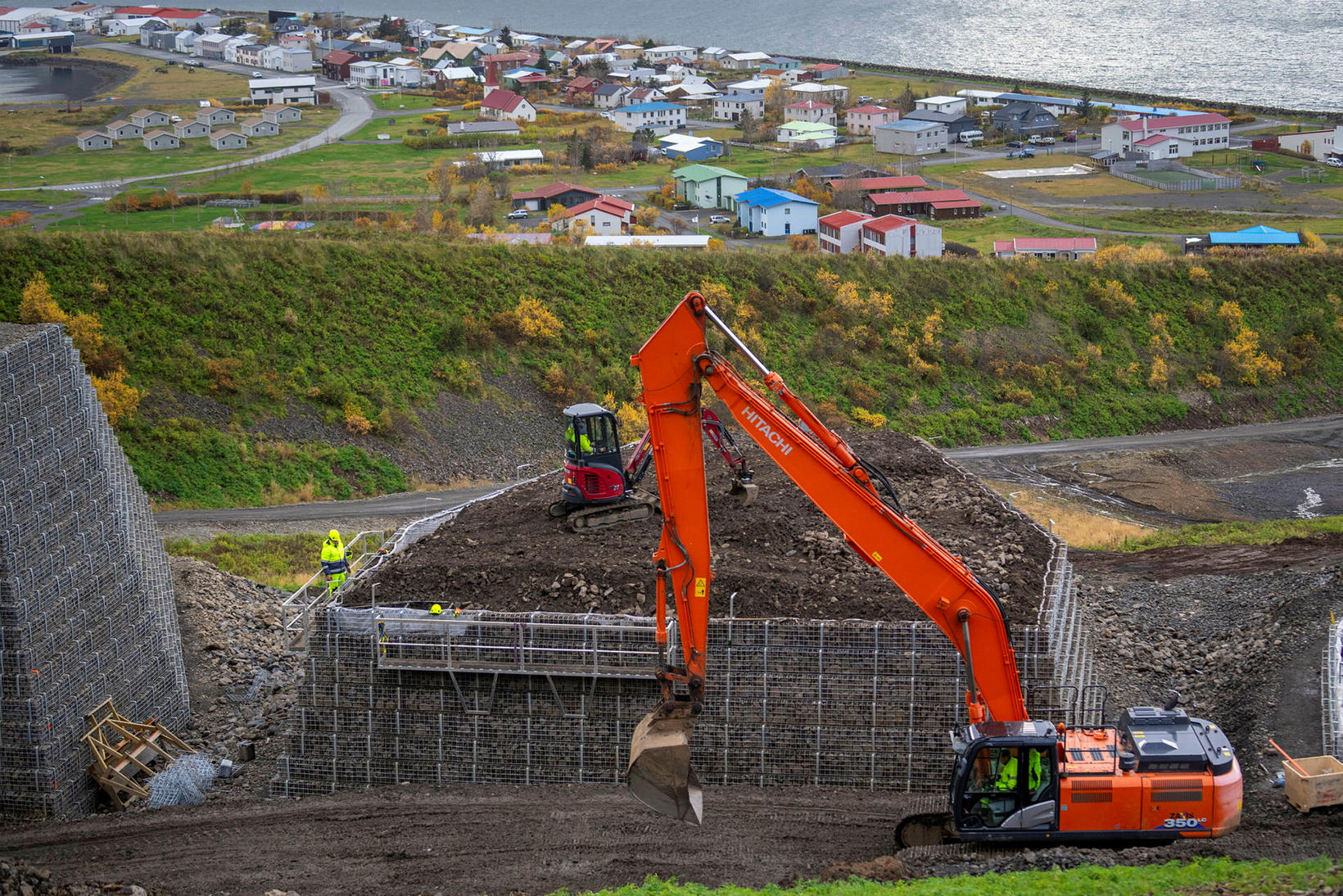 Les matériaux sont pelletés sur les fondations à l'aide d'excavatrices.