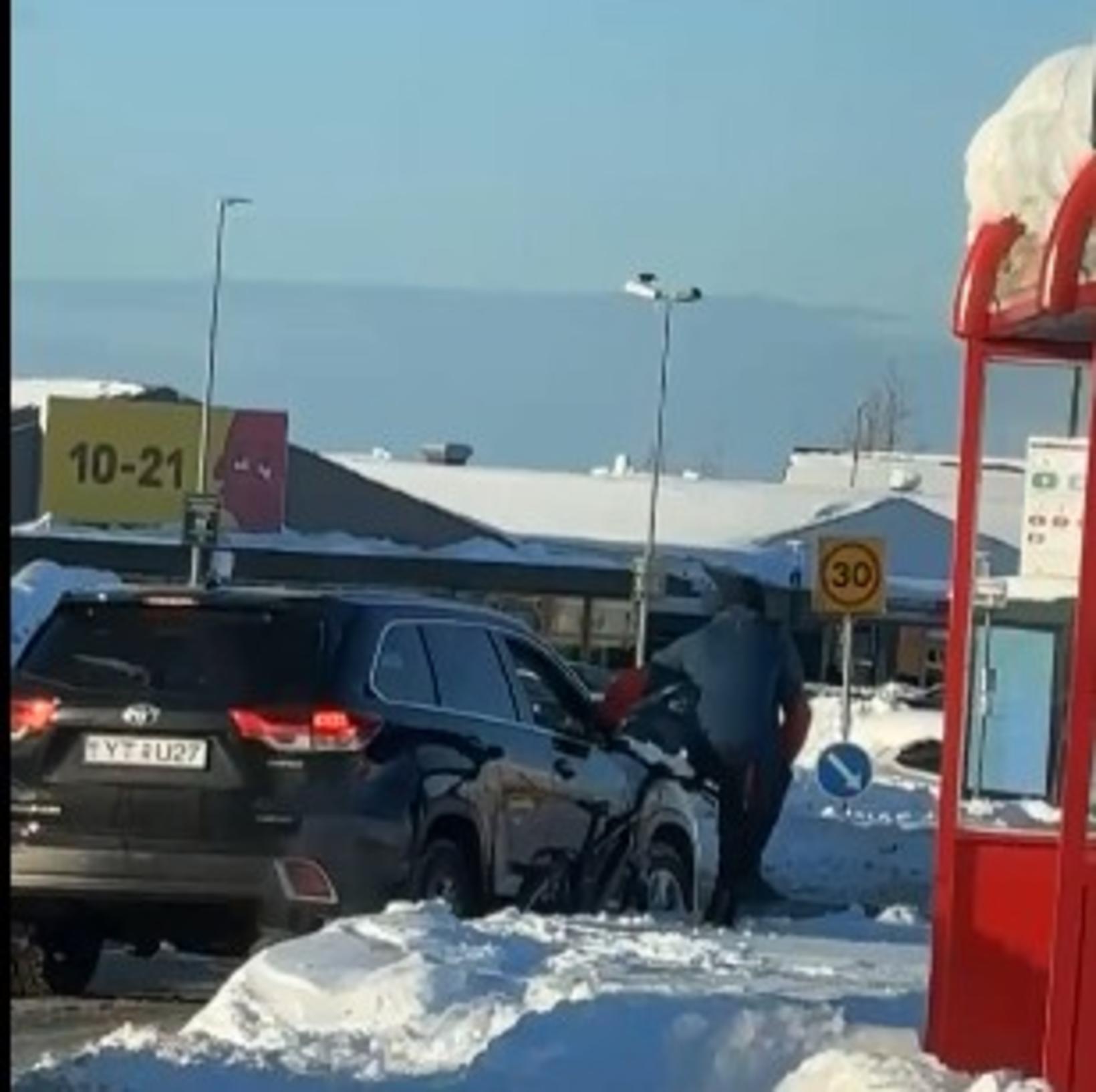 Dans la vidéo, on voit la voiture entrer dans le…