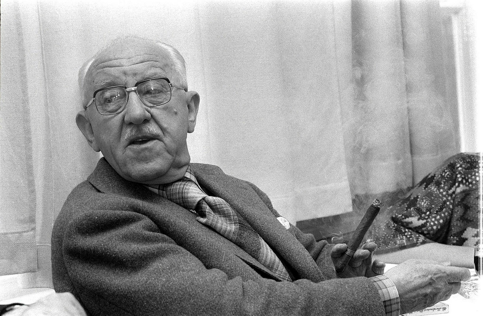 Halldór Kiljan Laxness lors d'une conférence de presse en 1976.