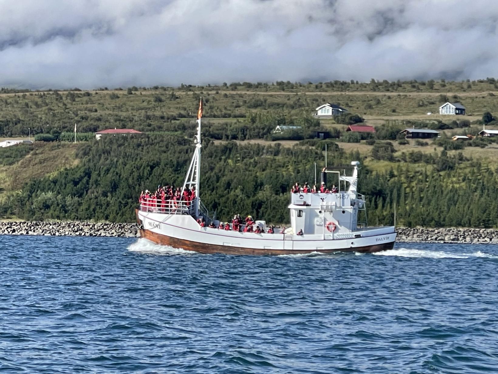 Máni, un bateau d'observation des baleines exploité par Arctic Sea Tours.