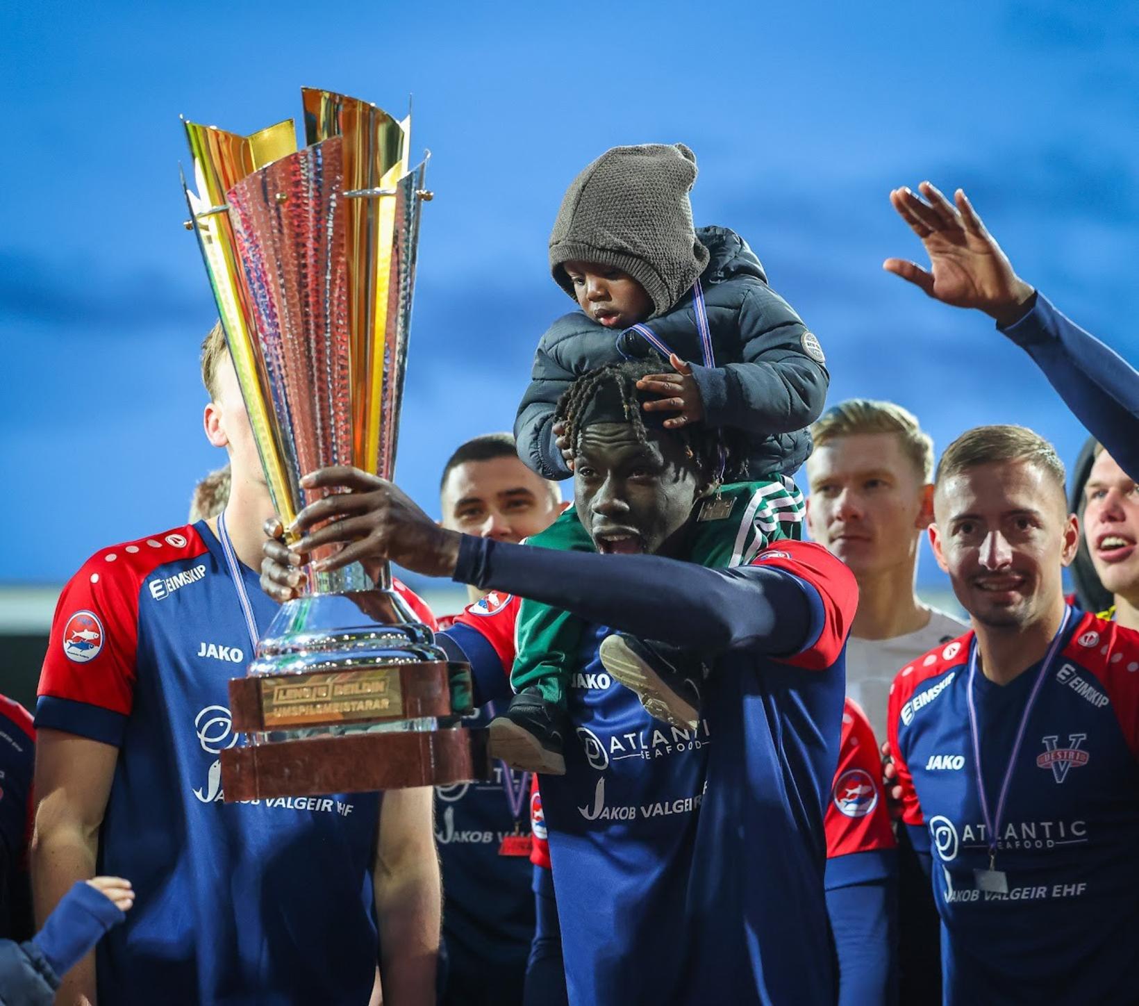 Fall et son fils célèbrent une victoire de Vestri.