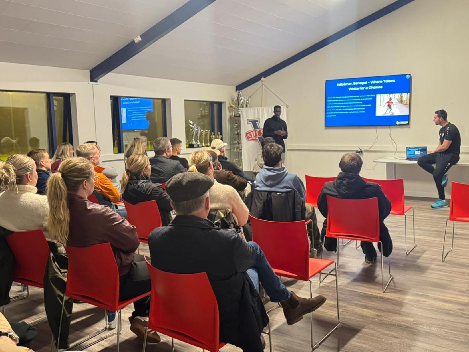 Fall est vu ici en train de faire une présentation du projet…