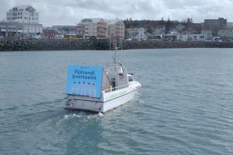 Un bateau de pêche joue un rôle publicitaire inhabituel