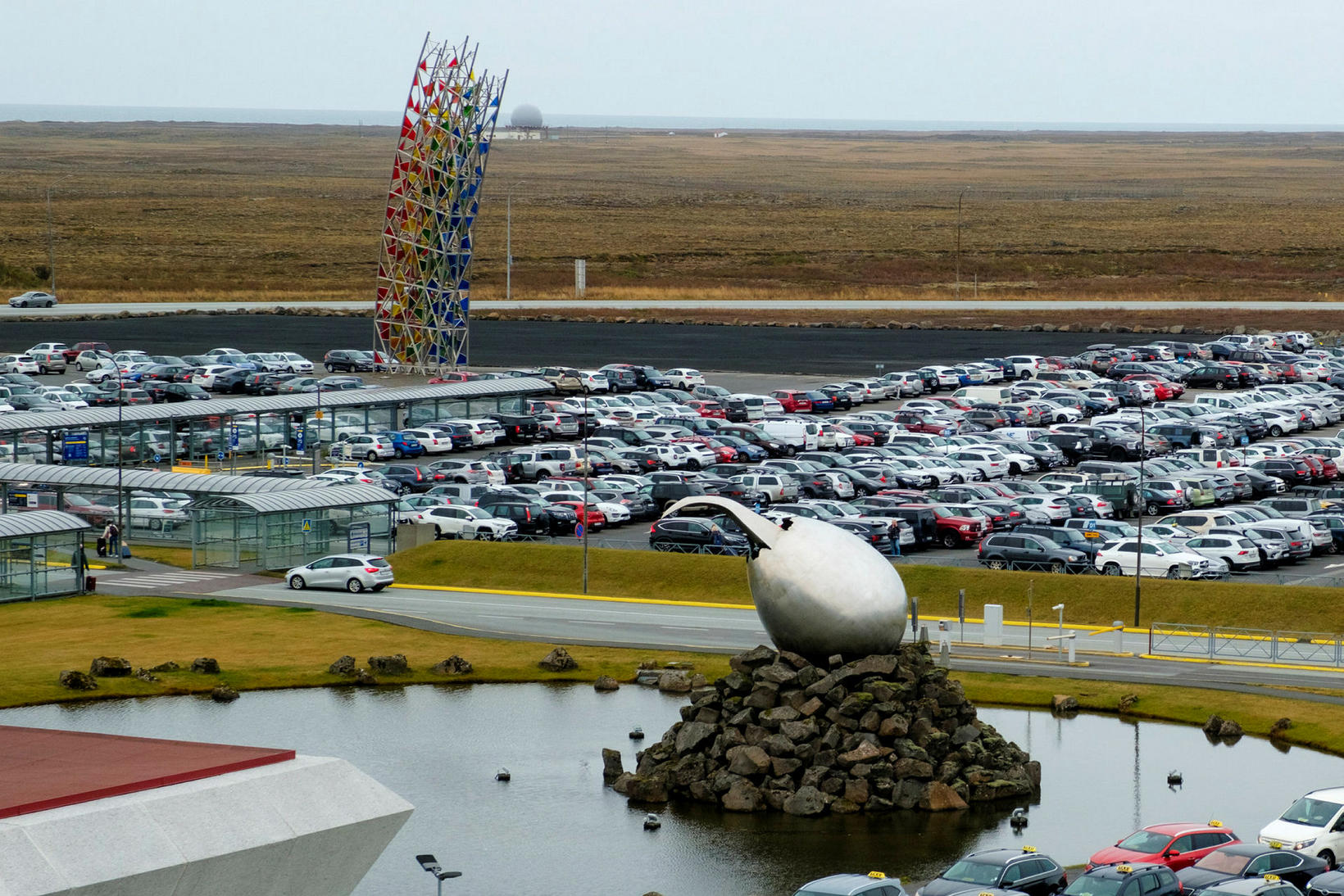 Environ 90 % des Islandais qui prennent l’avion depuis l’aéroport international de Keflavík…