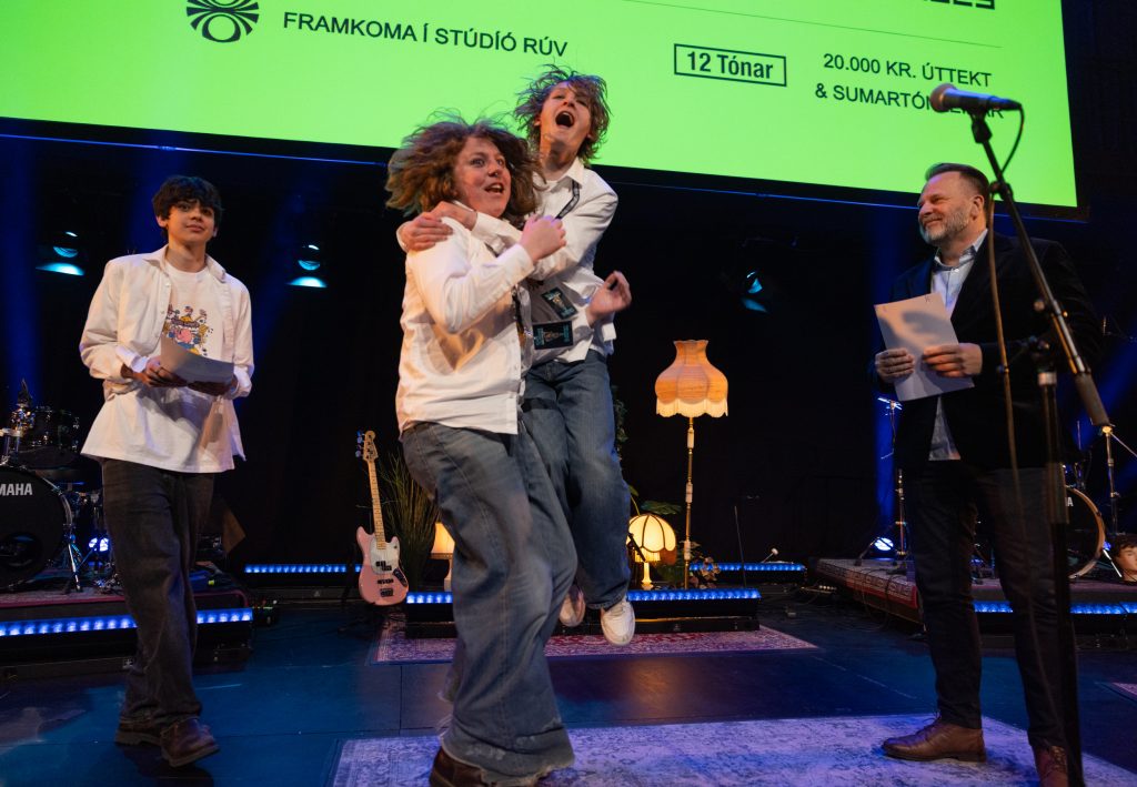 Coups de pied chez les adolescentes et coups de langue géniaux