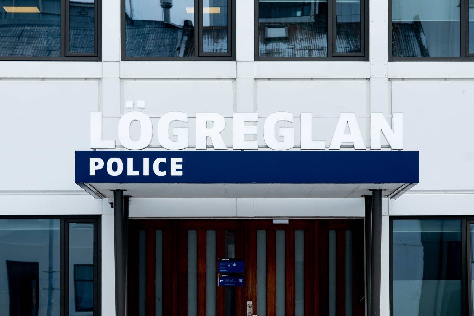 Six voitures de police poursuivent un conducteur dans le tunnel de Hvalfjörður
