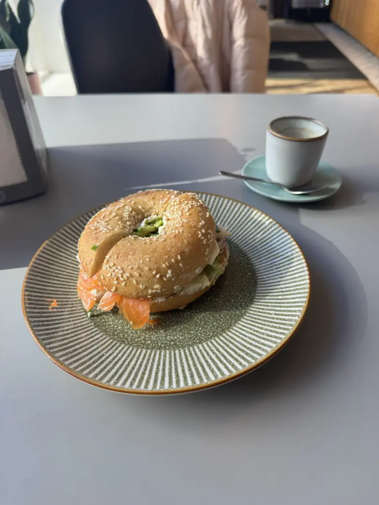 Avec Concombre Et Chutzpah*, Reykjavík Revendique Le Bagel – La Vigne De Reykjavík