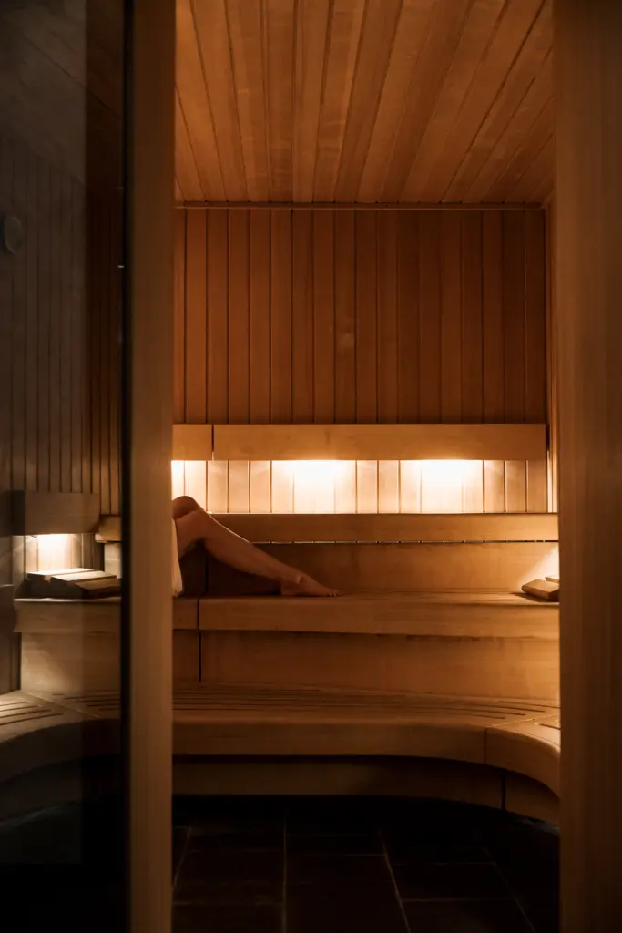 La nouvelle Nordic Cool Girl : l'hôtel EDITION de Reykjavík mène un retour à la culture du spa – The Reykjavík Grapevine