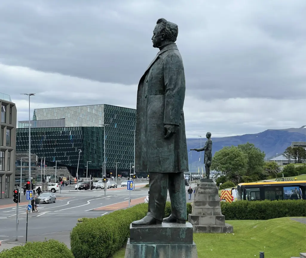 Les droits de l’homme dans le cul – The Reykjavík Grapevine
