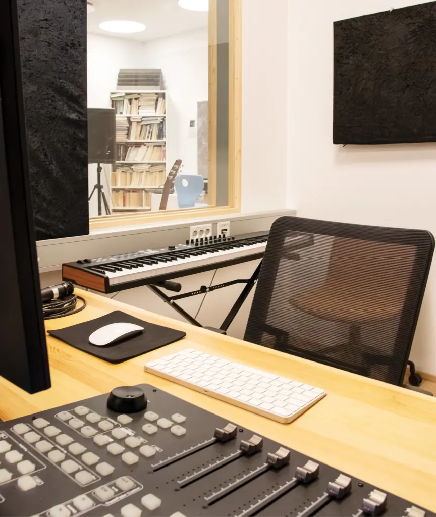 Le troisième espace : notre bibliothèque dispose d’un studio d’enregistrement – ​​The Reykjavík Grapevine