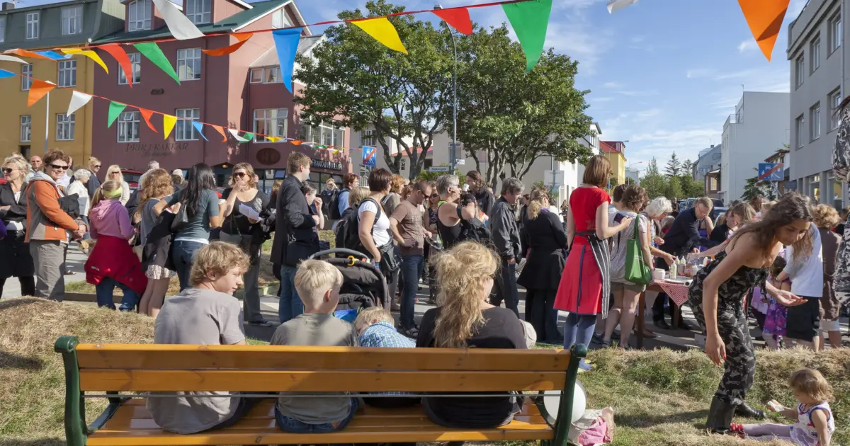 Chœurs étranges, labels et lancement de livre – The Reykjavík Grapevine